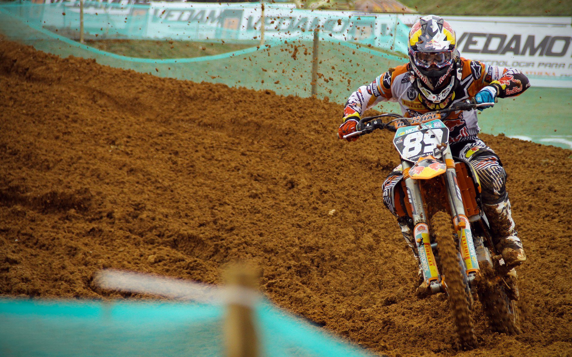 Kaiyun APP-冠军球队球员参与公益拍卖筹款支持基层体育设施，冠军球场